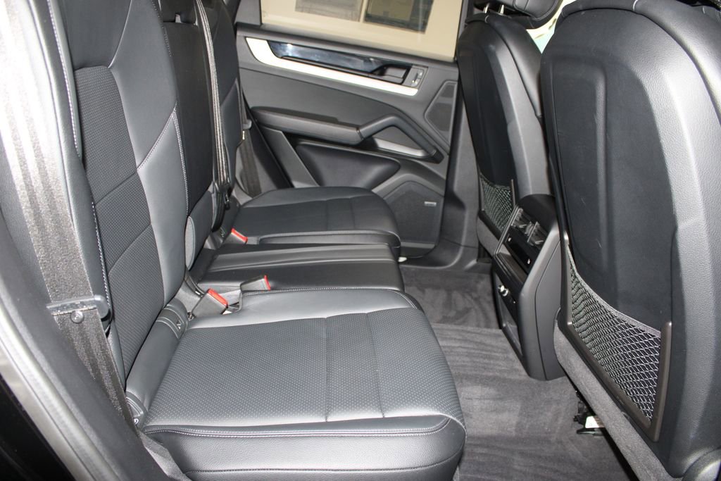 Used 2024 Porsche Cayenne AWD/4WD image 30