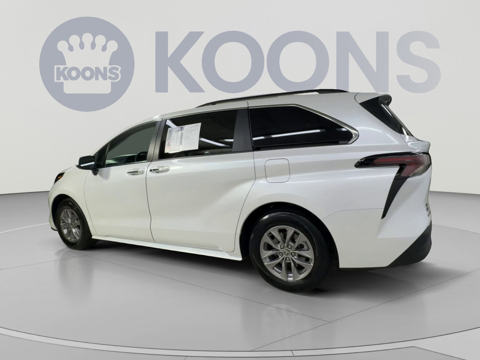 Used 2026 Toyota Sienna XLE FWD image 8