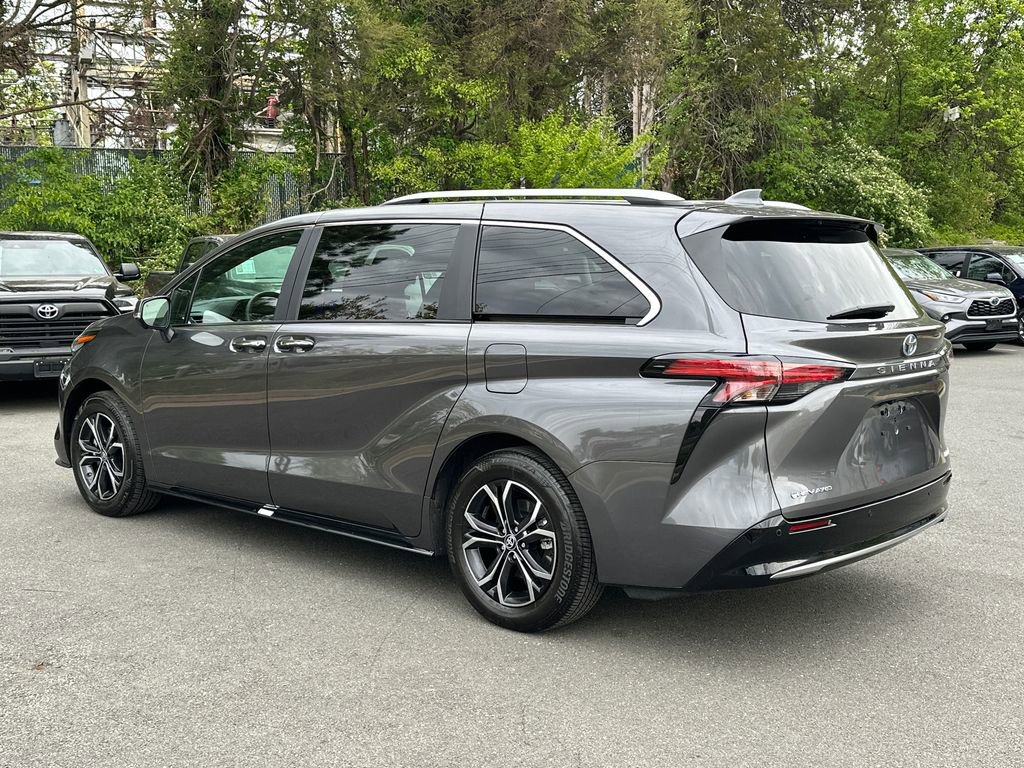 Used 2025 Toyota Sienna Platinum AWD/4WD image 3