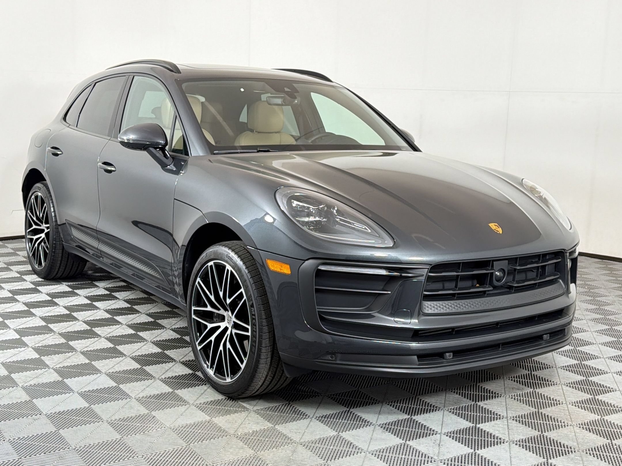 Certified 2026 Porsche Macan AWD/4WD image 8