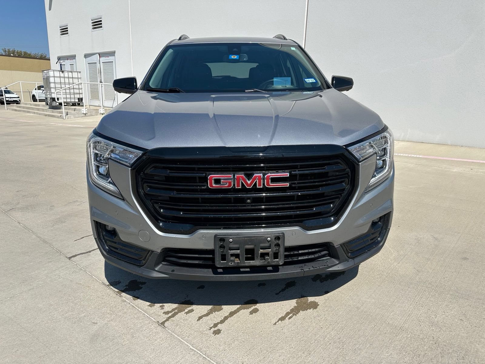Used 2024 GMC Terrain SLT w/ Tech Package FWD image 2