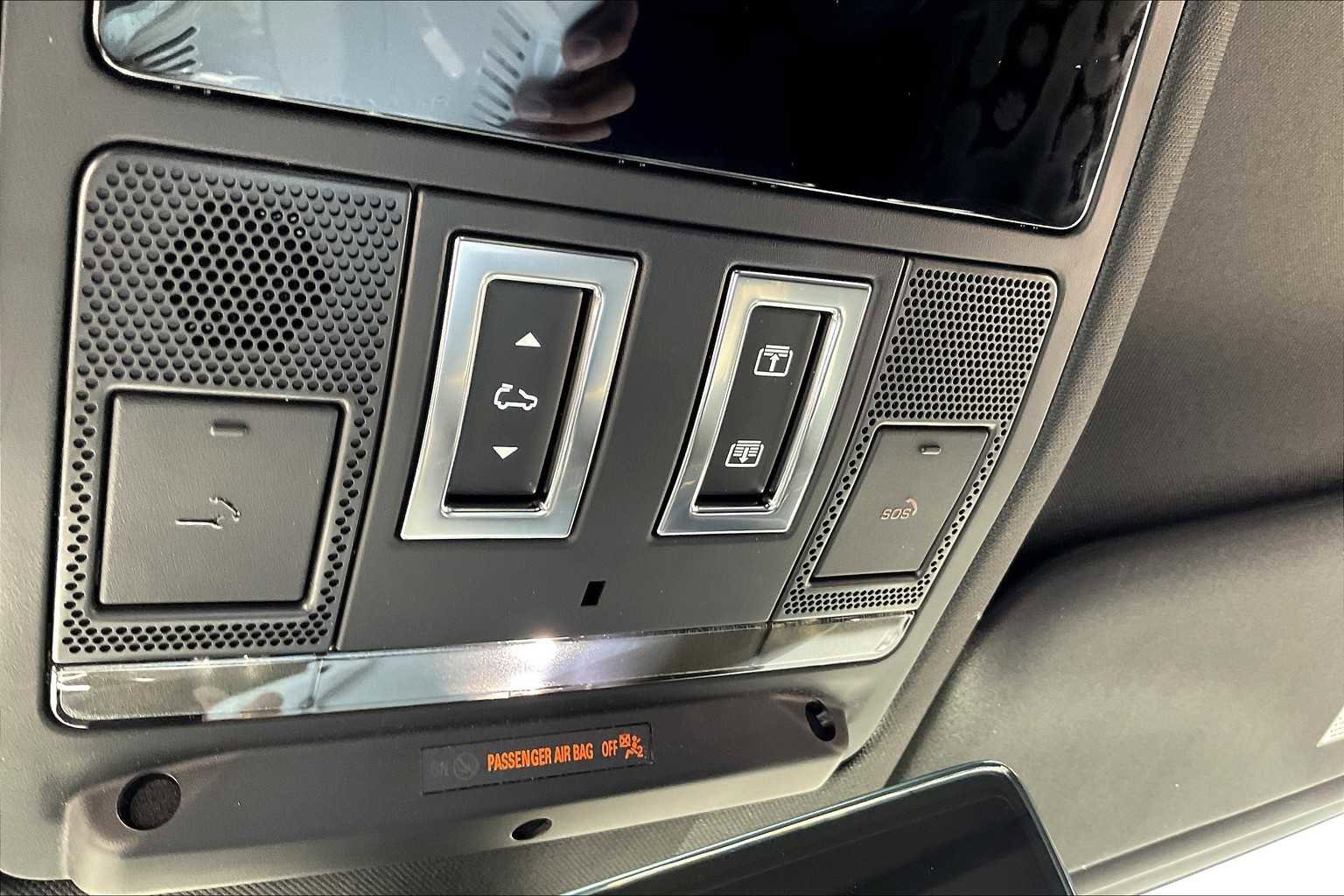 New 2025 Land Rover Defender 110 X-Dynamic SE image 22