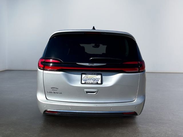 Used 2024 Chrysler Pacifica Touring-L image 4