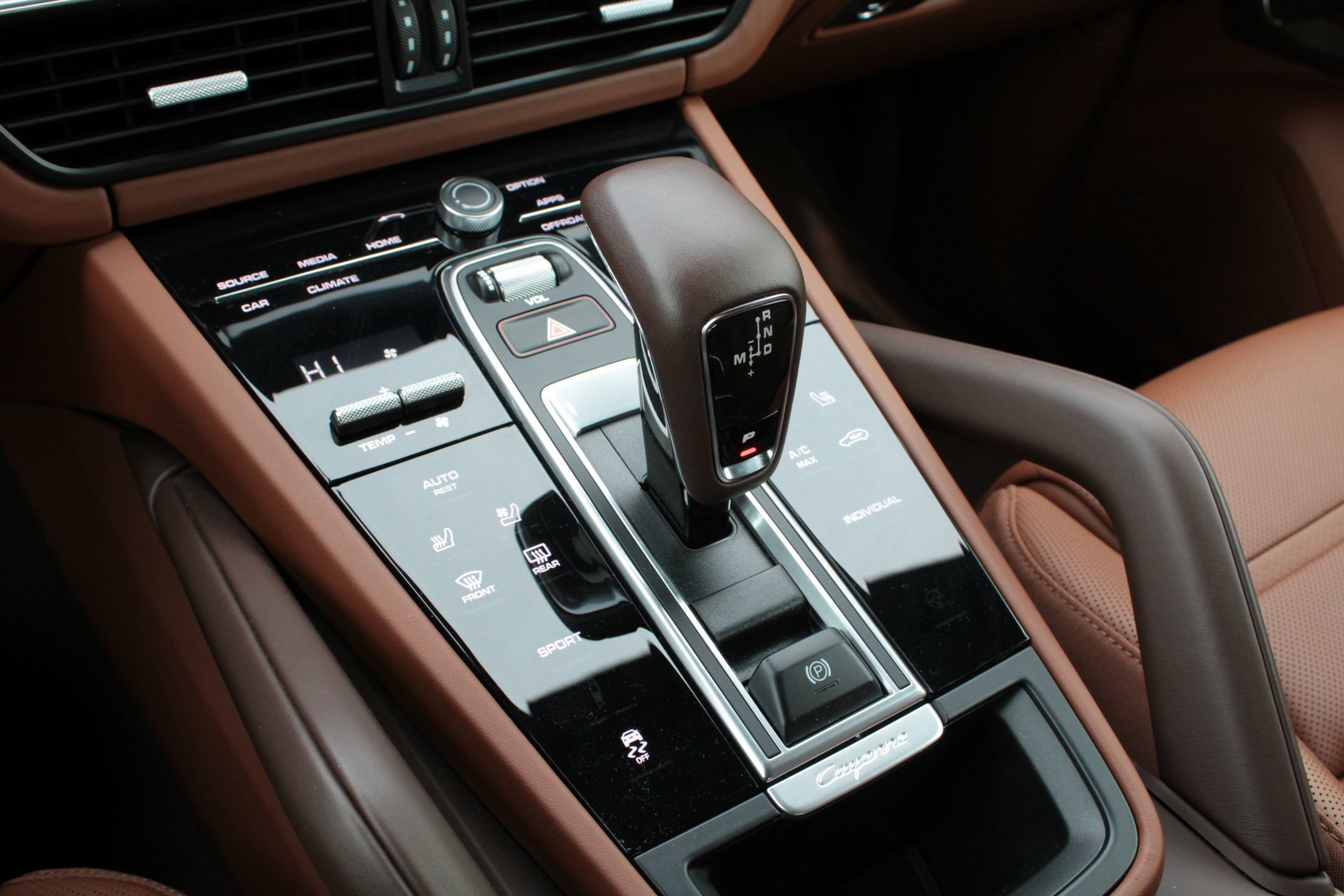 Certified 2023 Porsche Cayenne Platinum Edition image 21