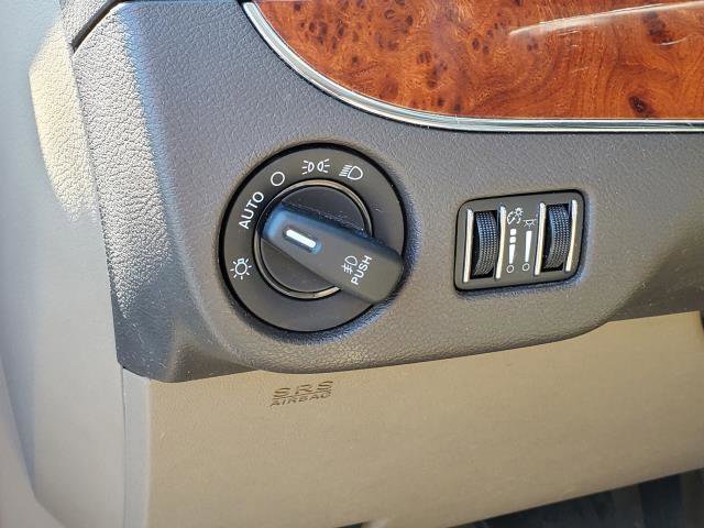 Used 2015 Chrysler Town & Country Touring FWD image 8