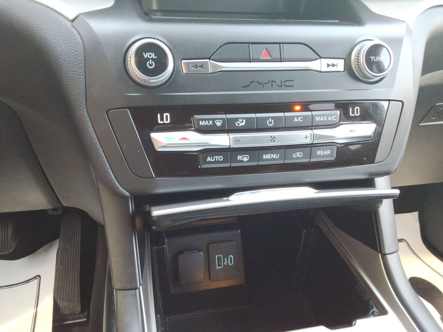 Used 2020 Ford Explorer XLT AWD/4WD image 17