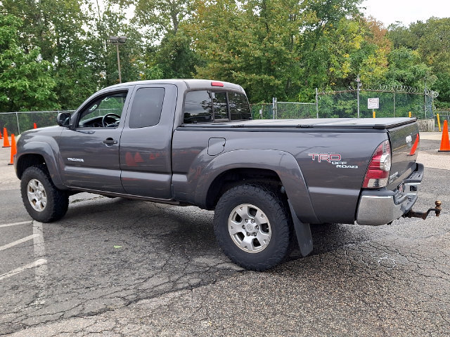 Used 2011 Toyota Tacoma 4x4 Access Cab V6 w/ TRD Off-Road Pkg image 3