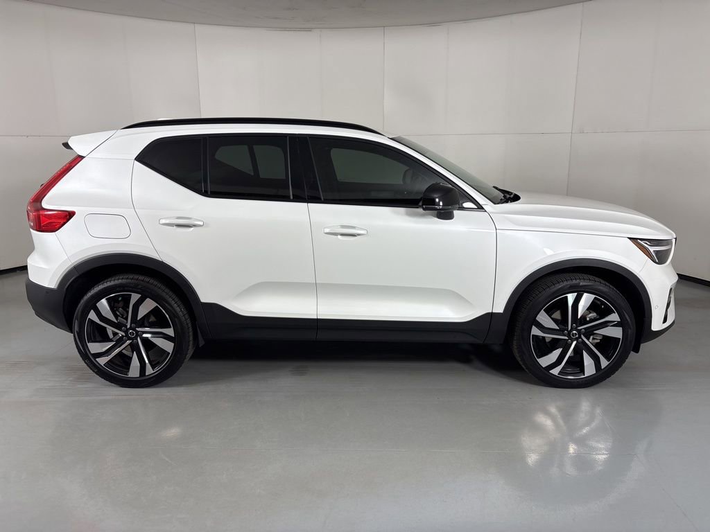 Used 2024 Volvo XC40 B5 Ultimate w/ Protection Package image 9
