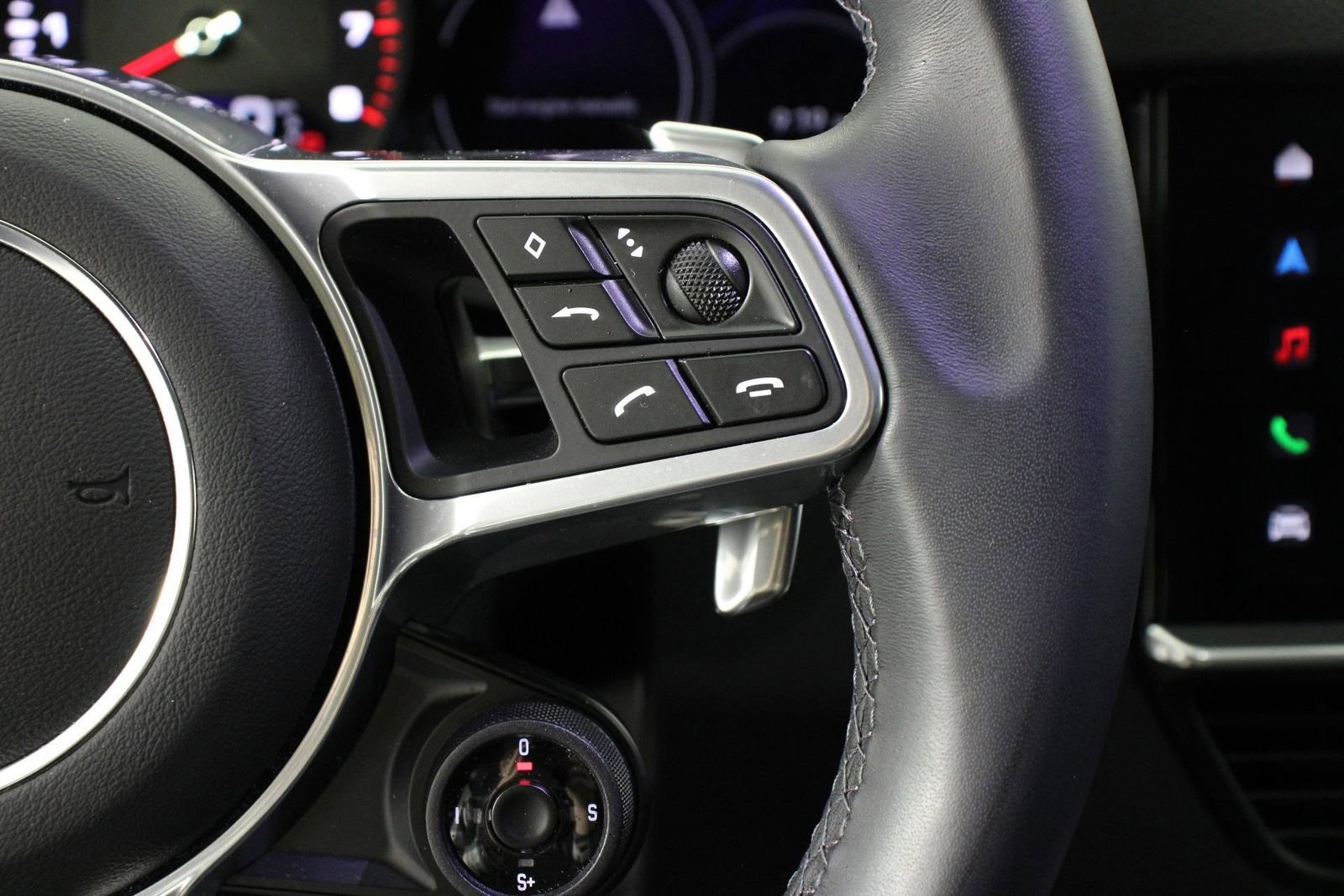 Certified 2023 Porsche Cayenne Platinum Edition image 15