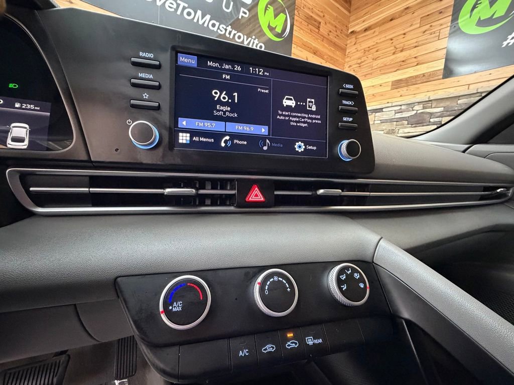 Used 2022 Hyundai Elantra SE image 17