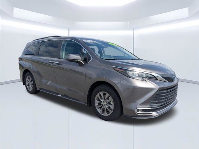 Used 2024 Toyota Sienna XLE FWD image 2