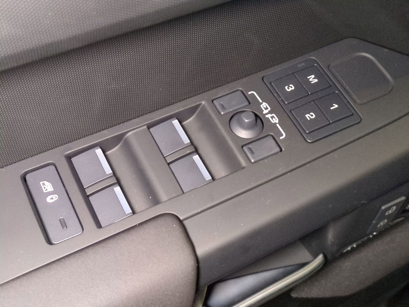 New 2026 Land Rover Defender 110 X-Dynamic SE image 12