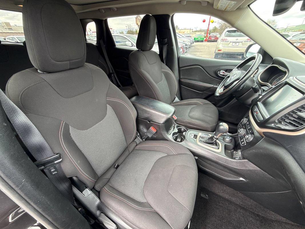 Used 2017 Jeep Cherokee Latitude AWD/4WD image 16