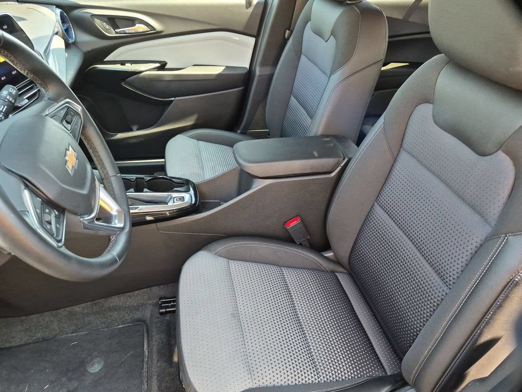 Used 2025 Chevrolet Trax LT w/ LT Convenience Package FWD image 24