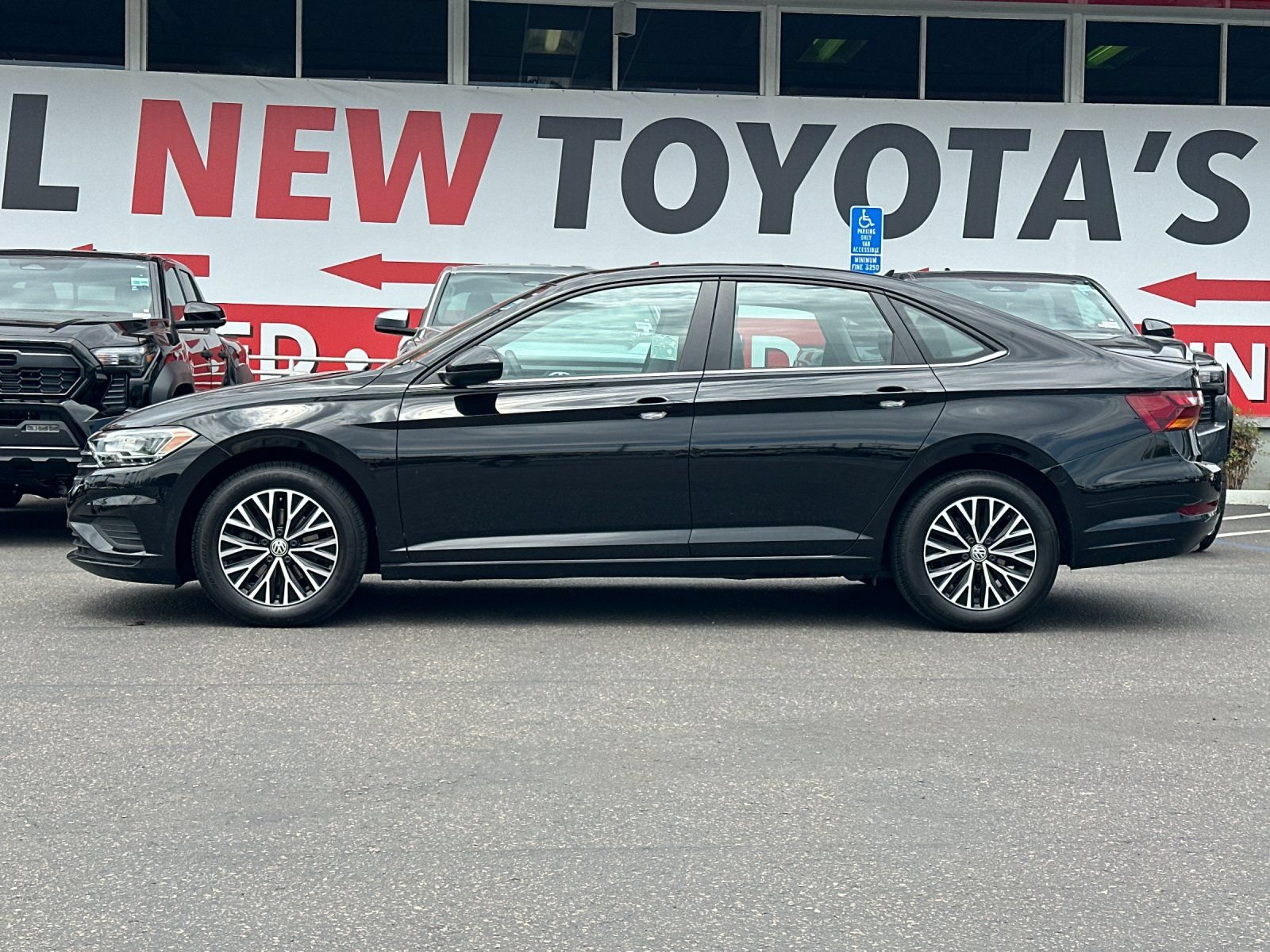 Used 2019 Volkswagen Jetta SE FWD image 2