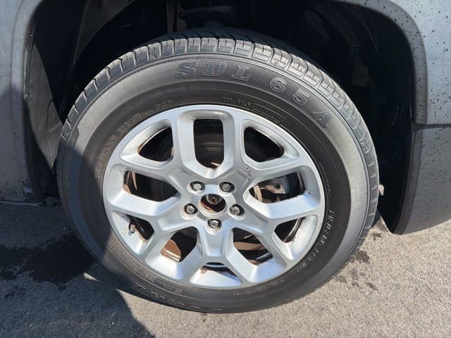 Used 2016 Jeep Renegade Latitude FWD image 3