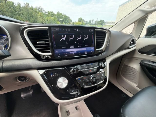 Used 2024 Chrysler Pacifica Touring-L FWD image 24