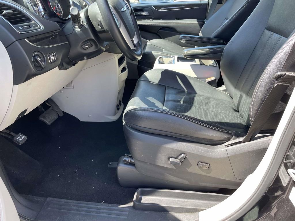 Used 2014 Chrysler Town & Country Touring-L w/ Driver Convenience Group image 21