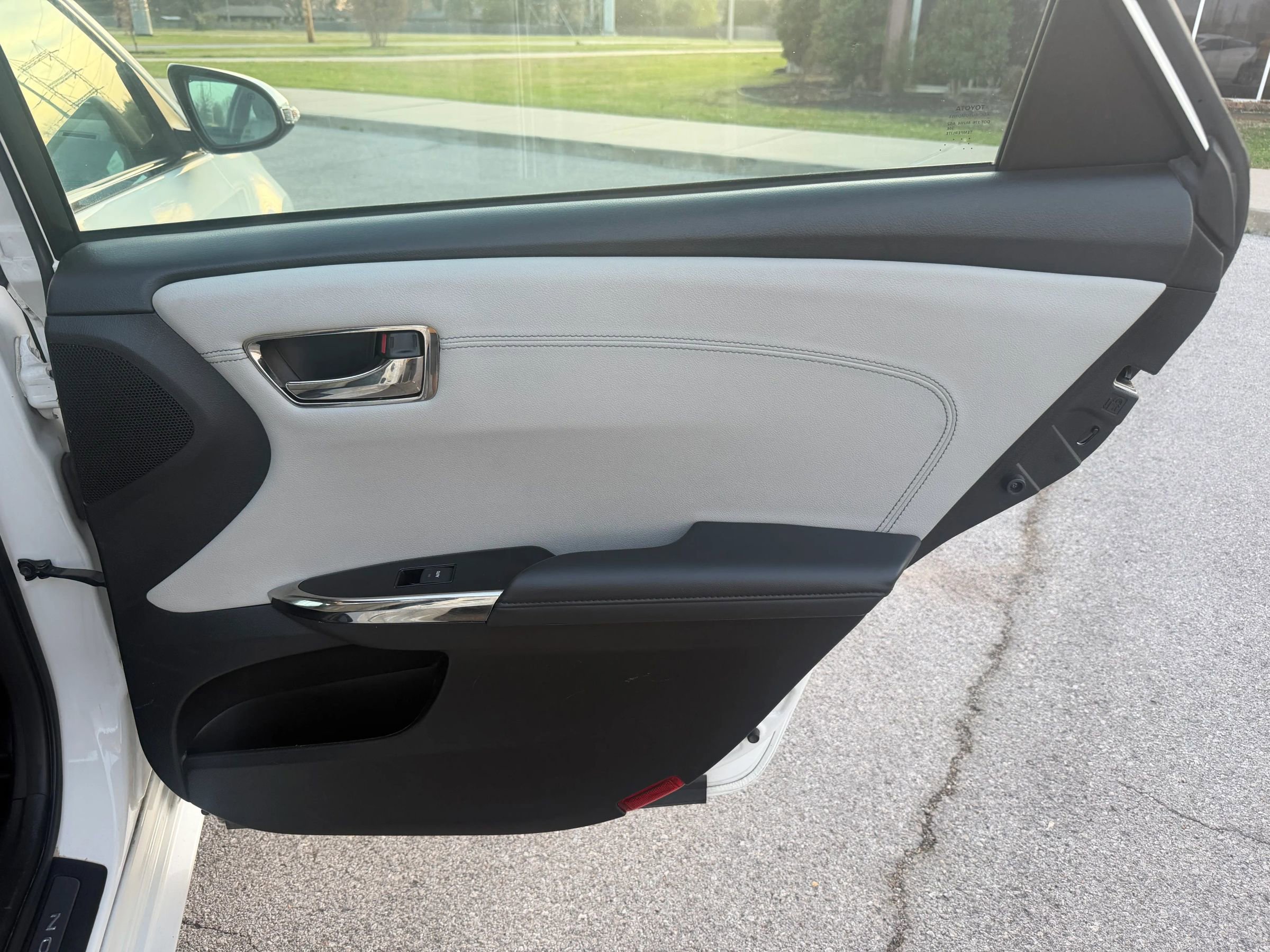 Used 2018 Toyota Avalon Limited image 46