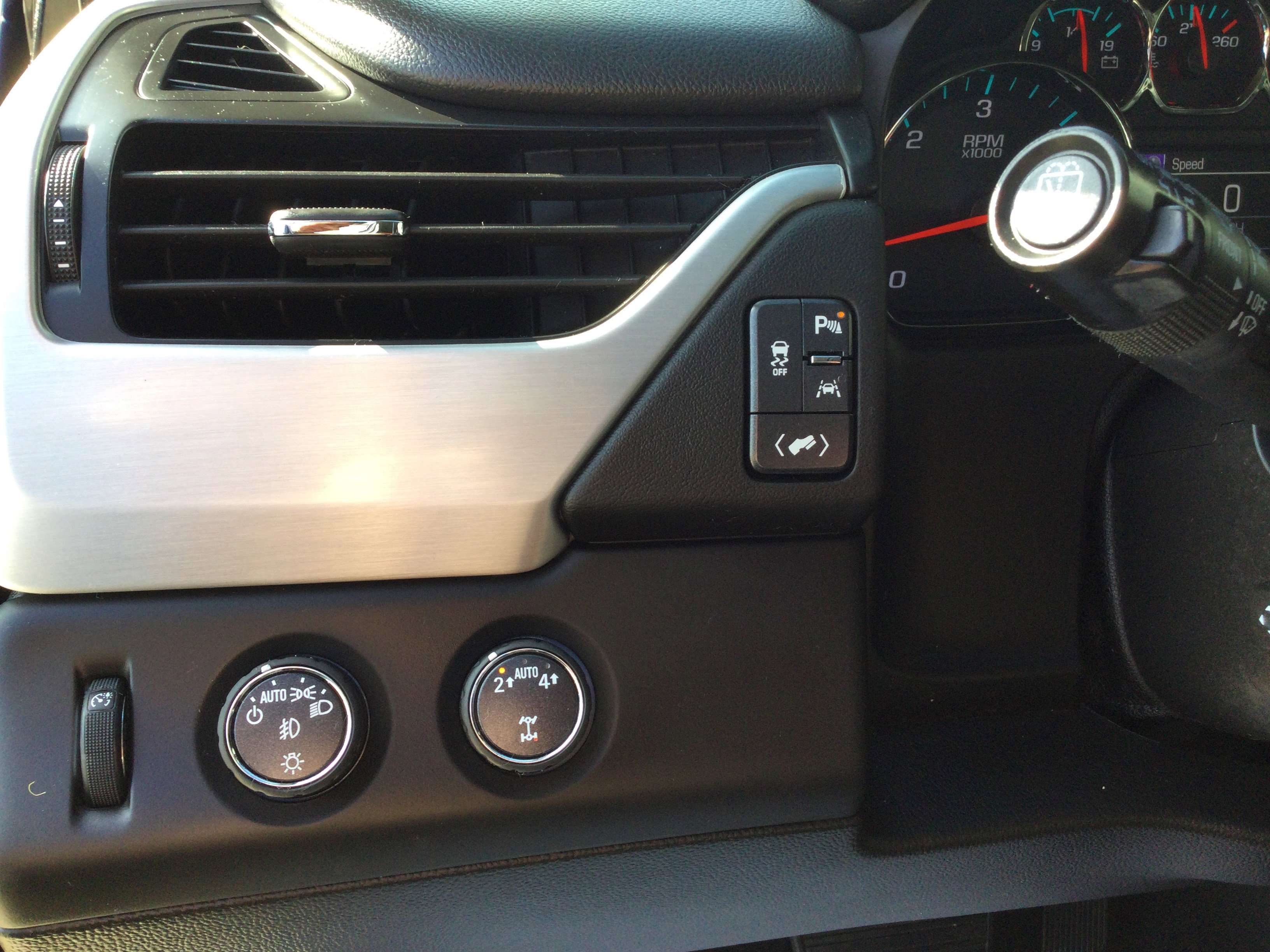 Used 2018 GMC Yukon XL SLT image 12