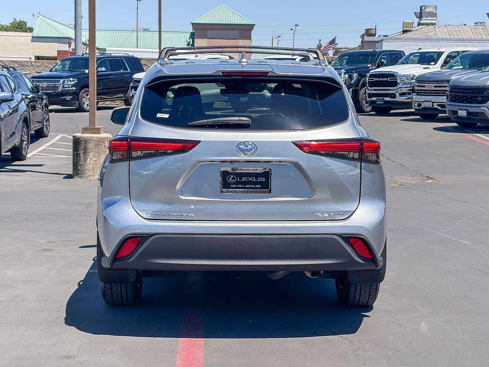 Used 2021 Toyota Highlander XLE AWD/4WD image 3