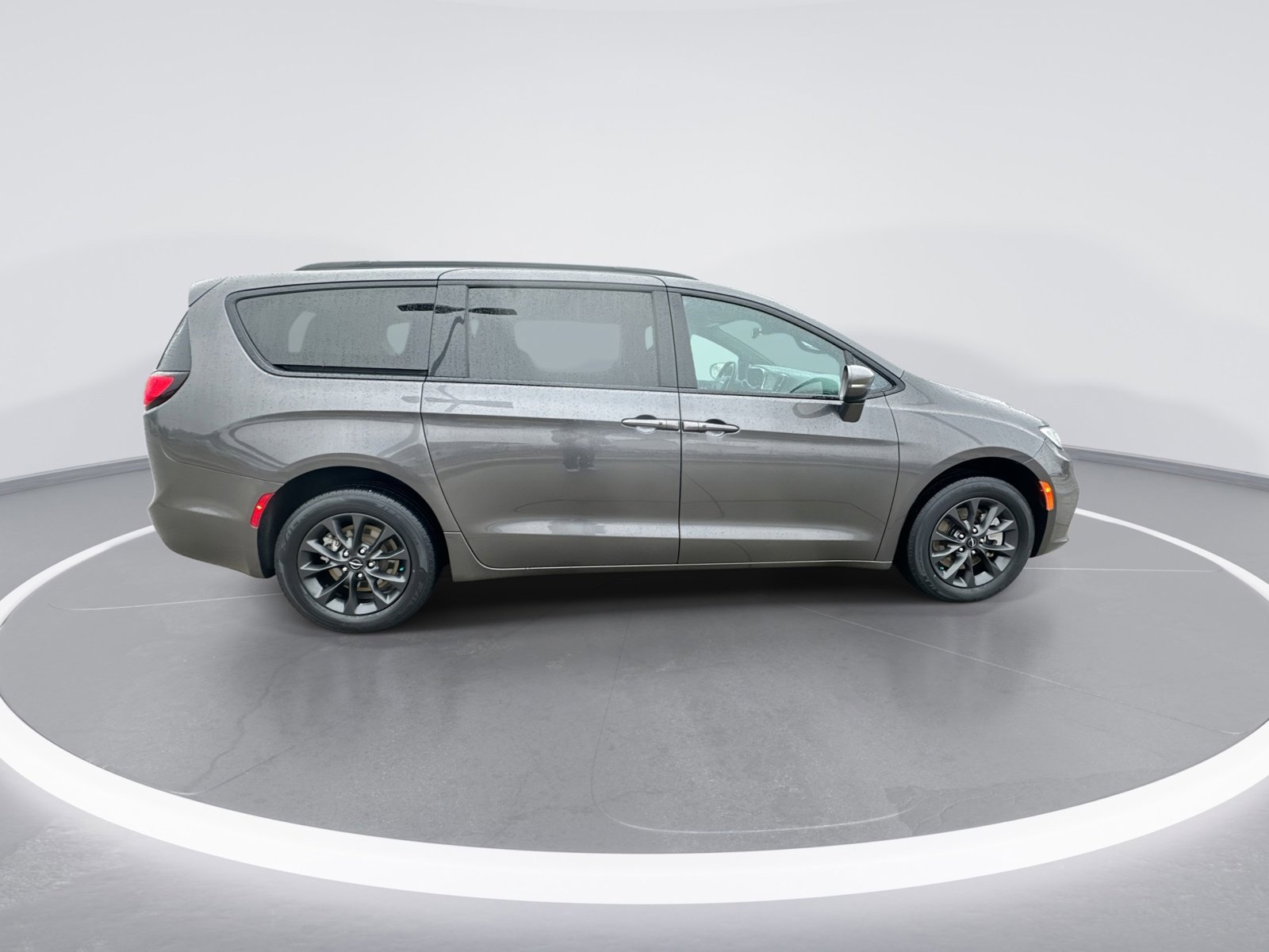 Used 2021 Chrysler Pacifica Touring-L w/ Uconnect Theater Family Group AWD/4WD image 9