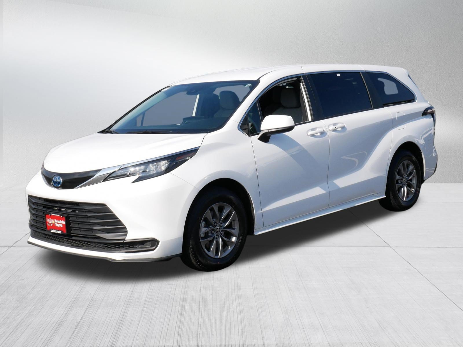 Certified 2025 Toyota Sienna LE FWD image 3