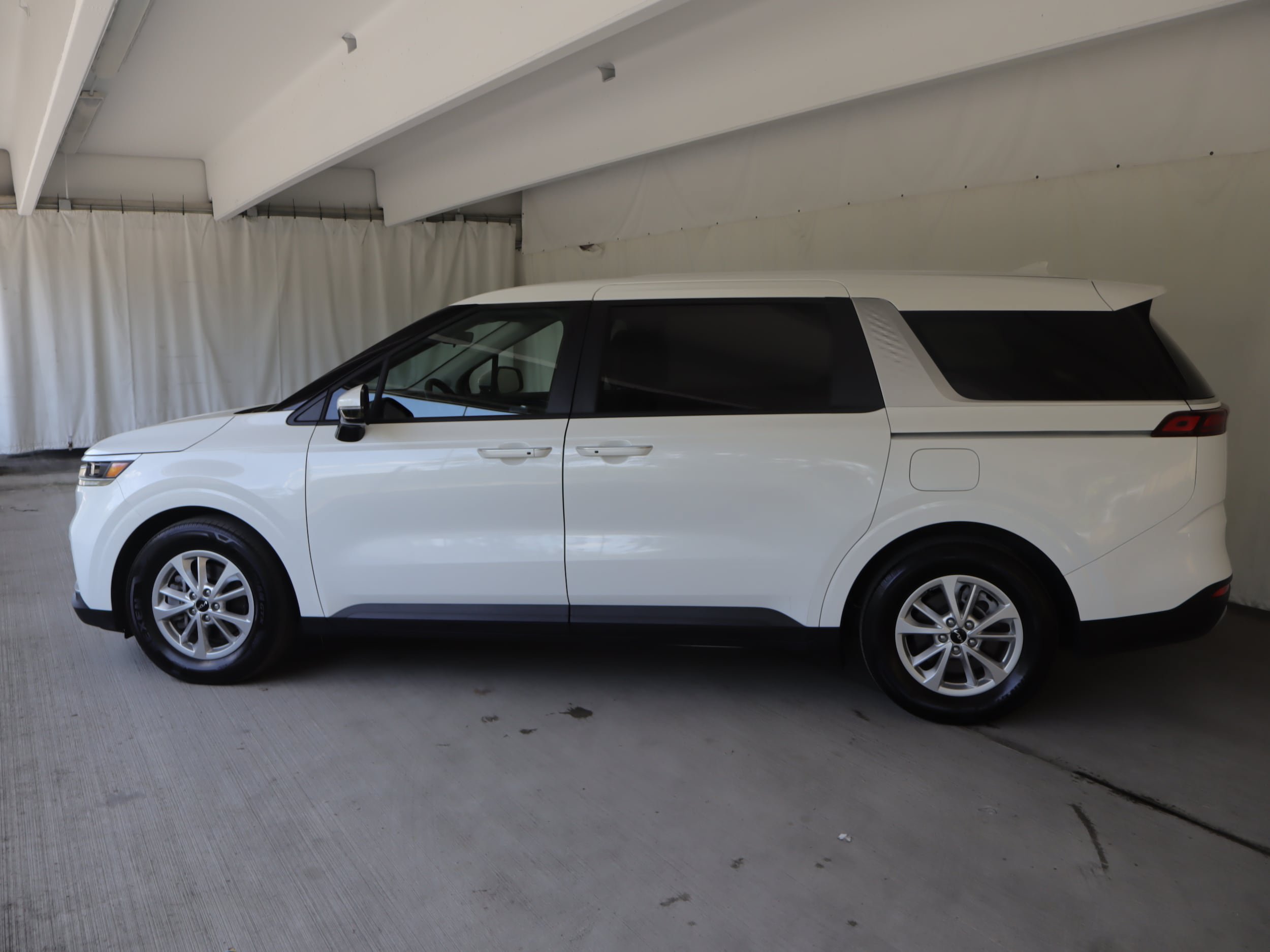 Used 2024 Kia Carnival LX FWD image 19