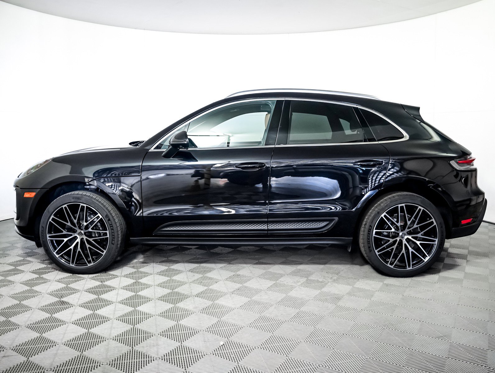 Certified 2024 Porsche Macan image 2