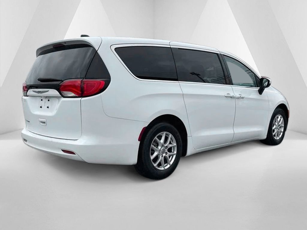 Used 2022 Chrysler Voyager LX image 4