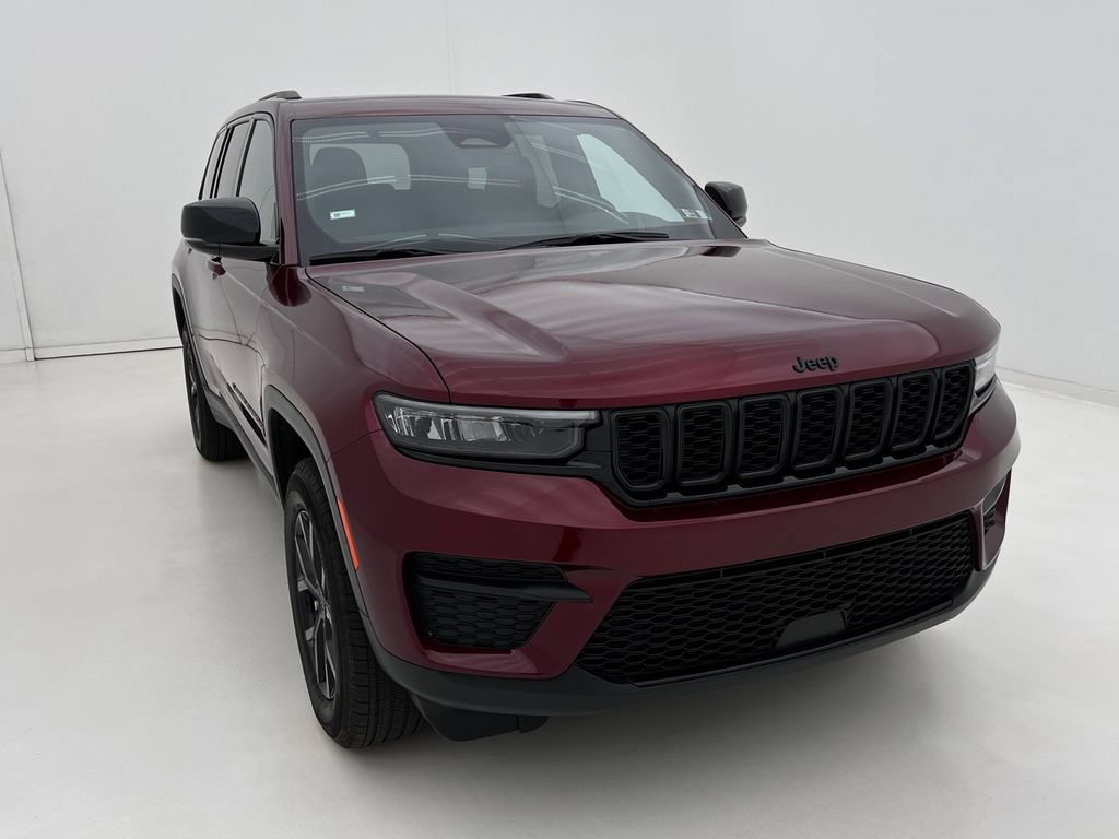 Used 2025 Jeep Grand Cherokee Altitude AWD/4WD image 3
