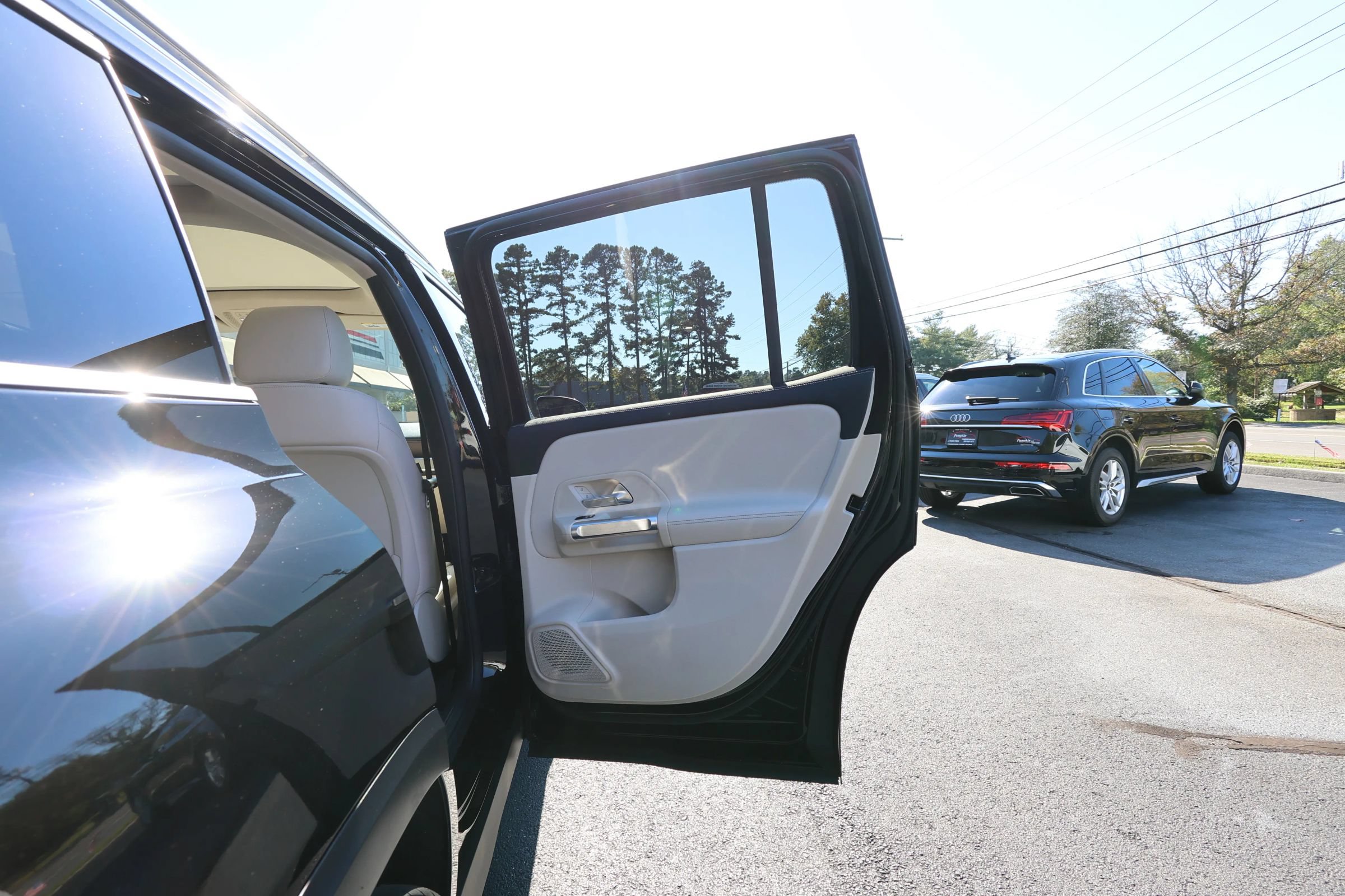 Used 2023 Mercedes-Benz GLB 250 4MATIC w/ Premium Package image 25