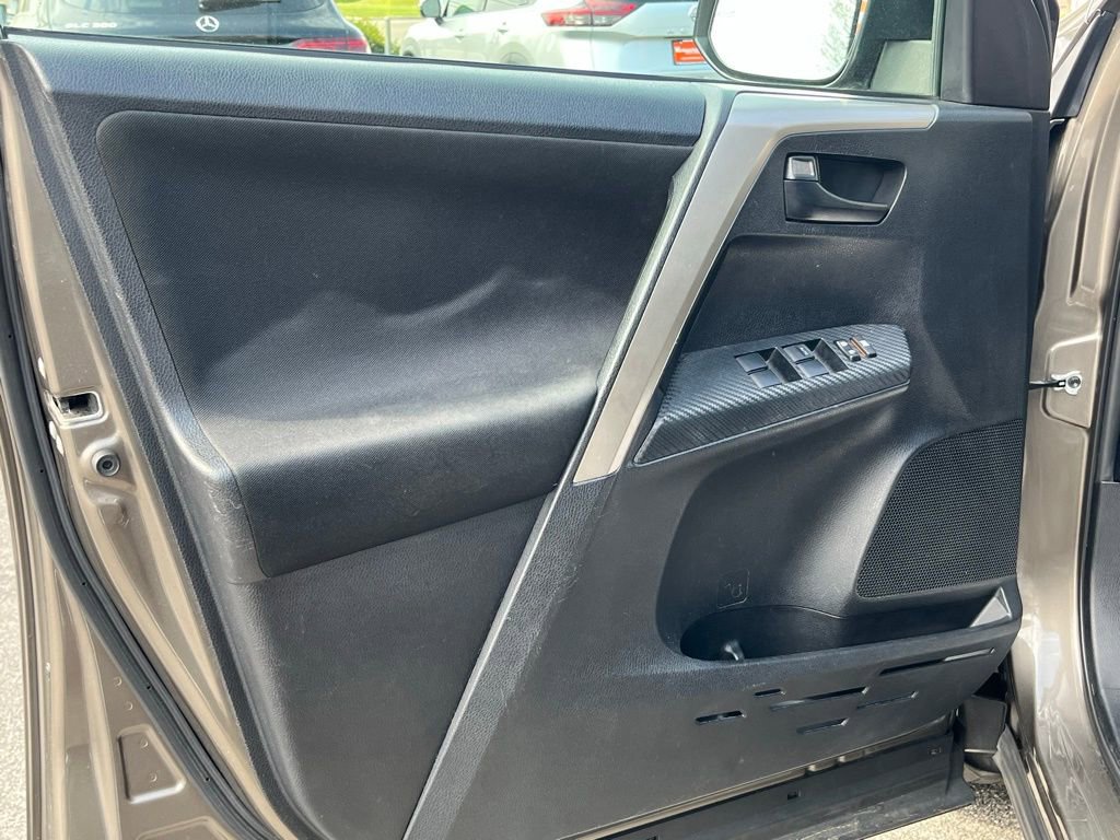 Used 2015 Toyota RAV4 LE AWD/4WD image 10