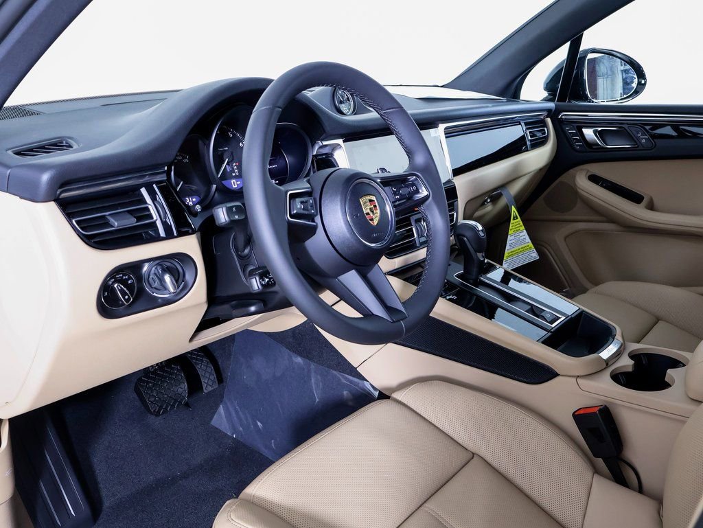 Certified 2025 Porsche Macan image 4