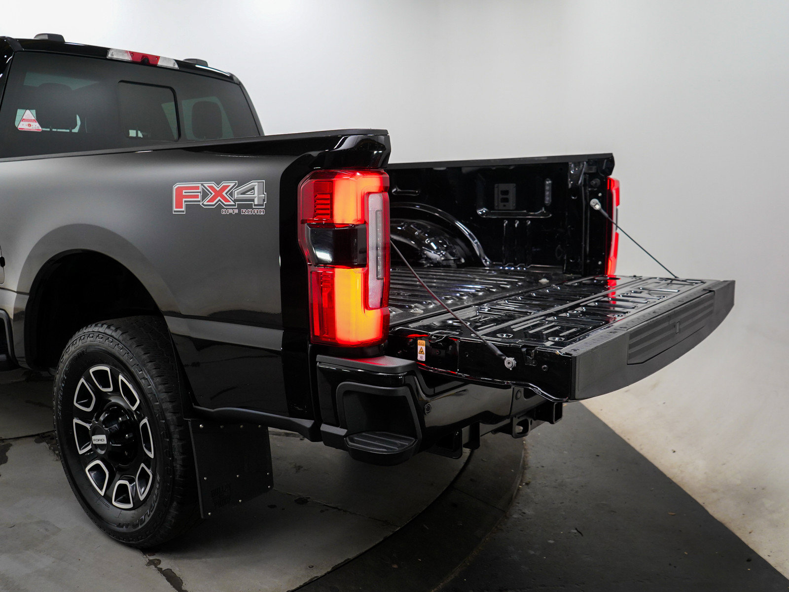 Used 2025 Ford F350 Platinum AWD/4WD image 9