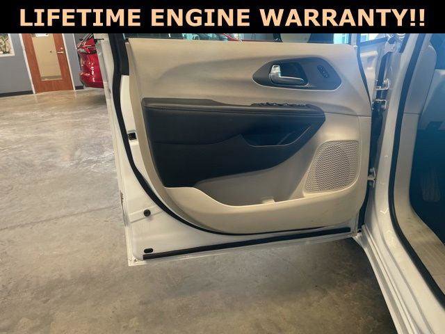 Certified 2024 Chrysler Pacifica Touring-L image 12