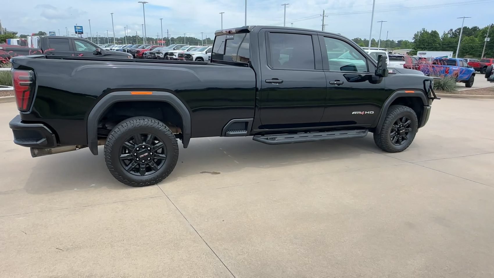 Used 2024 GMC Sierra 2500 AT4 w/ AT4 Preferred Package AWD/4WD image 7