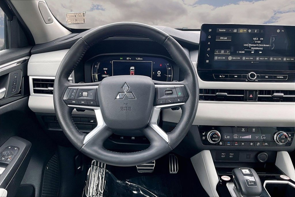 Used 2025 Mitsubishi Outlander SEL FWD image 8