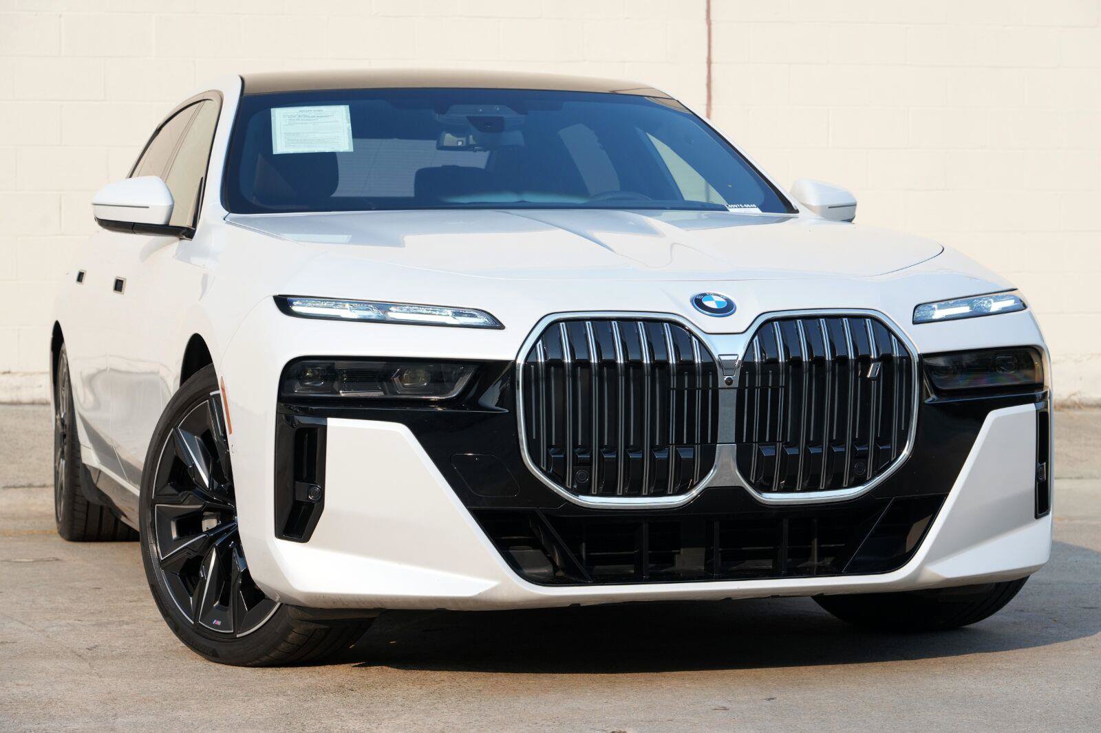 Used 2023 BMW i7 xDrive60 w/ Executive Package 2 AWD/4WD image 2