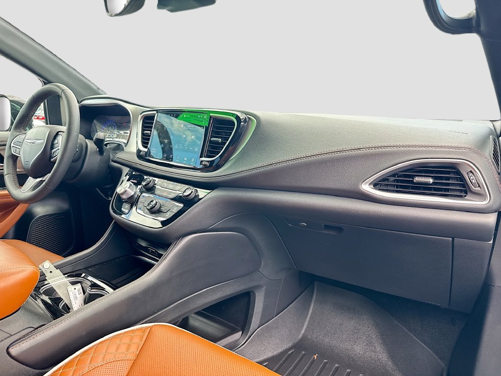 Used 2024 Chrysler Pacifica Pinnacle FWD image 34