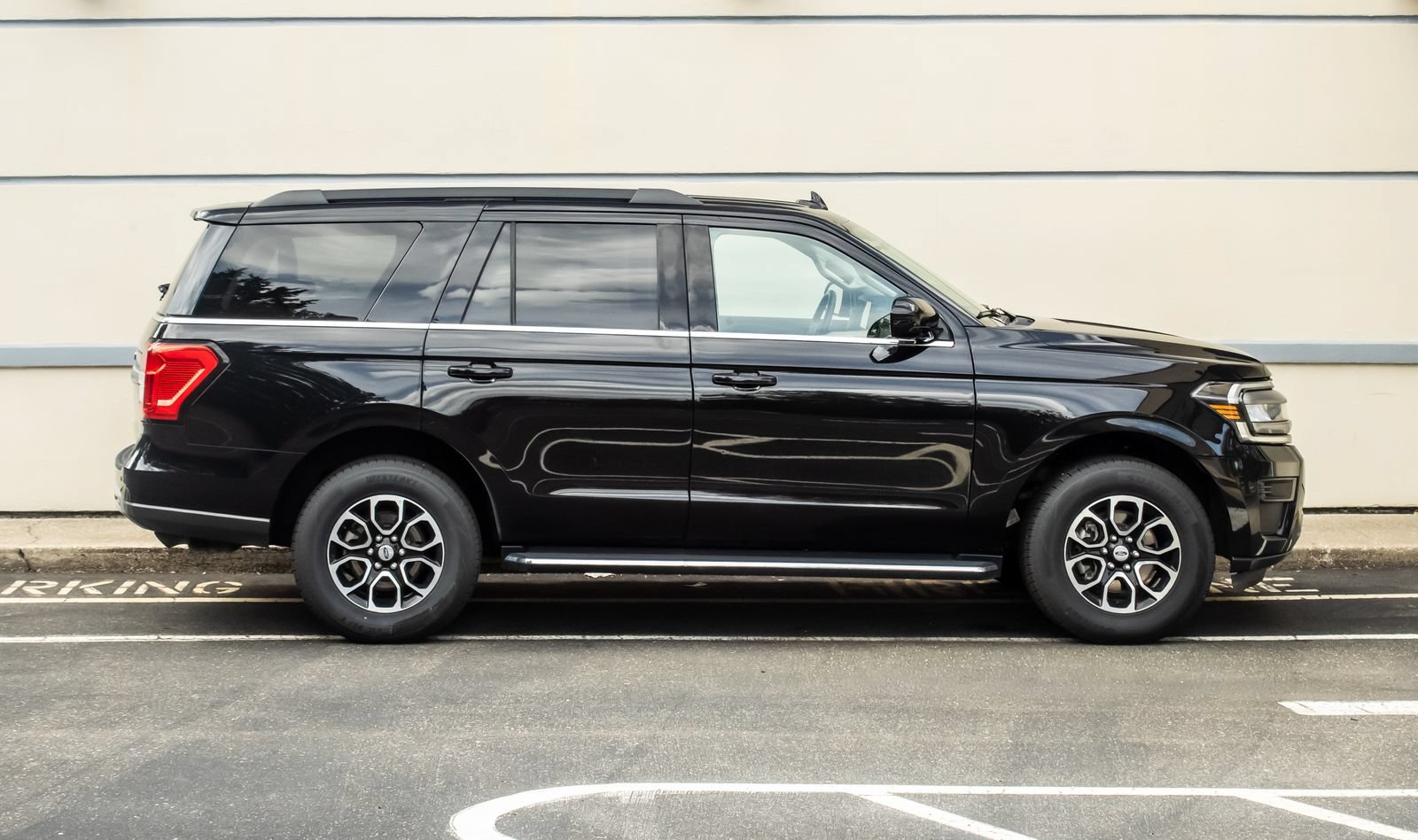 Used 2023 Ford Expedition XLT AWD/4WD image 9