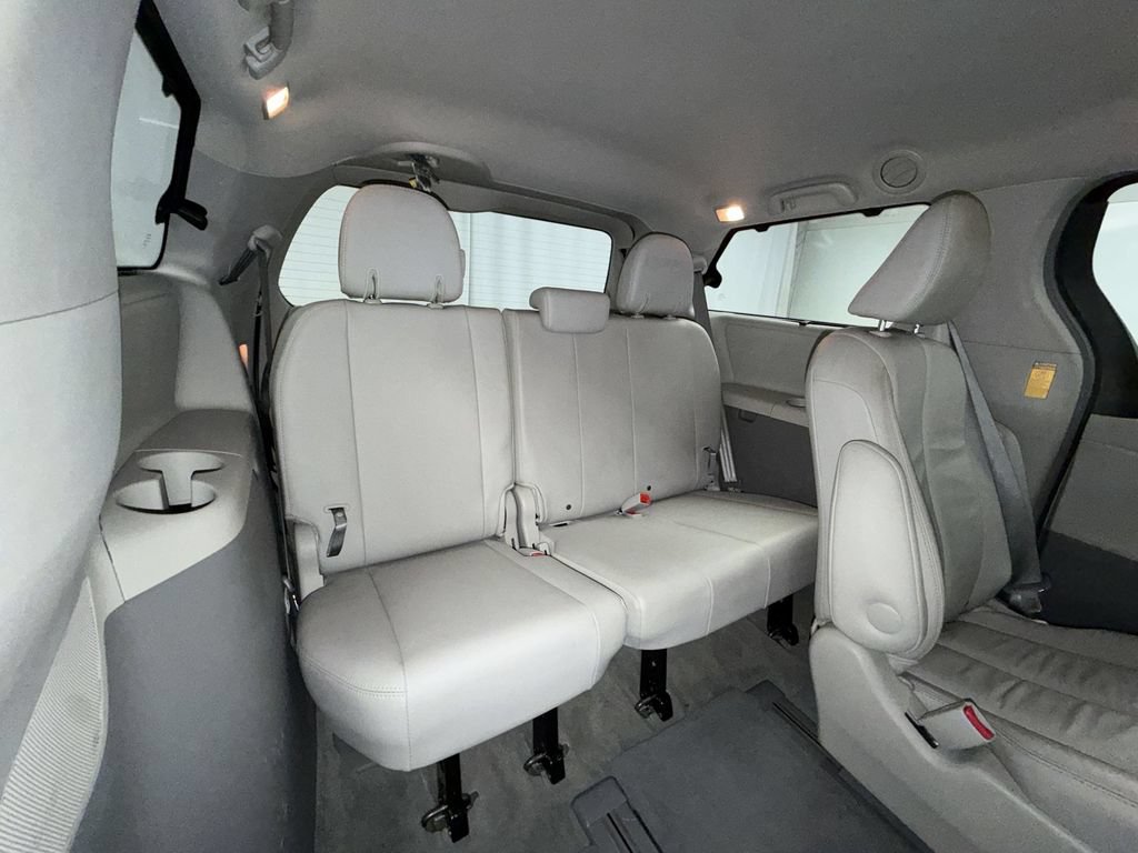 Used 2014 Toyota Sienna XLE AWD/4WD image 18