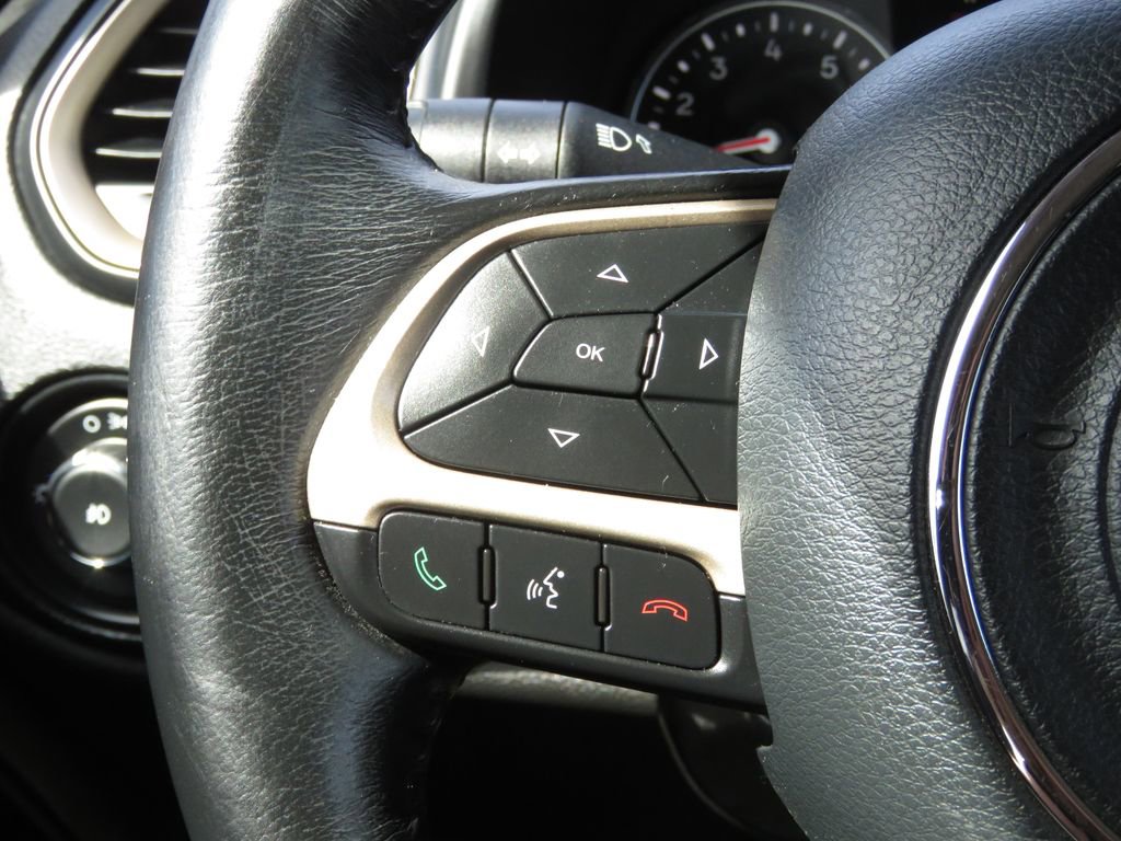 Used 2017 Jeep Renegade Latitude w/ Popular Equipment Group image 21