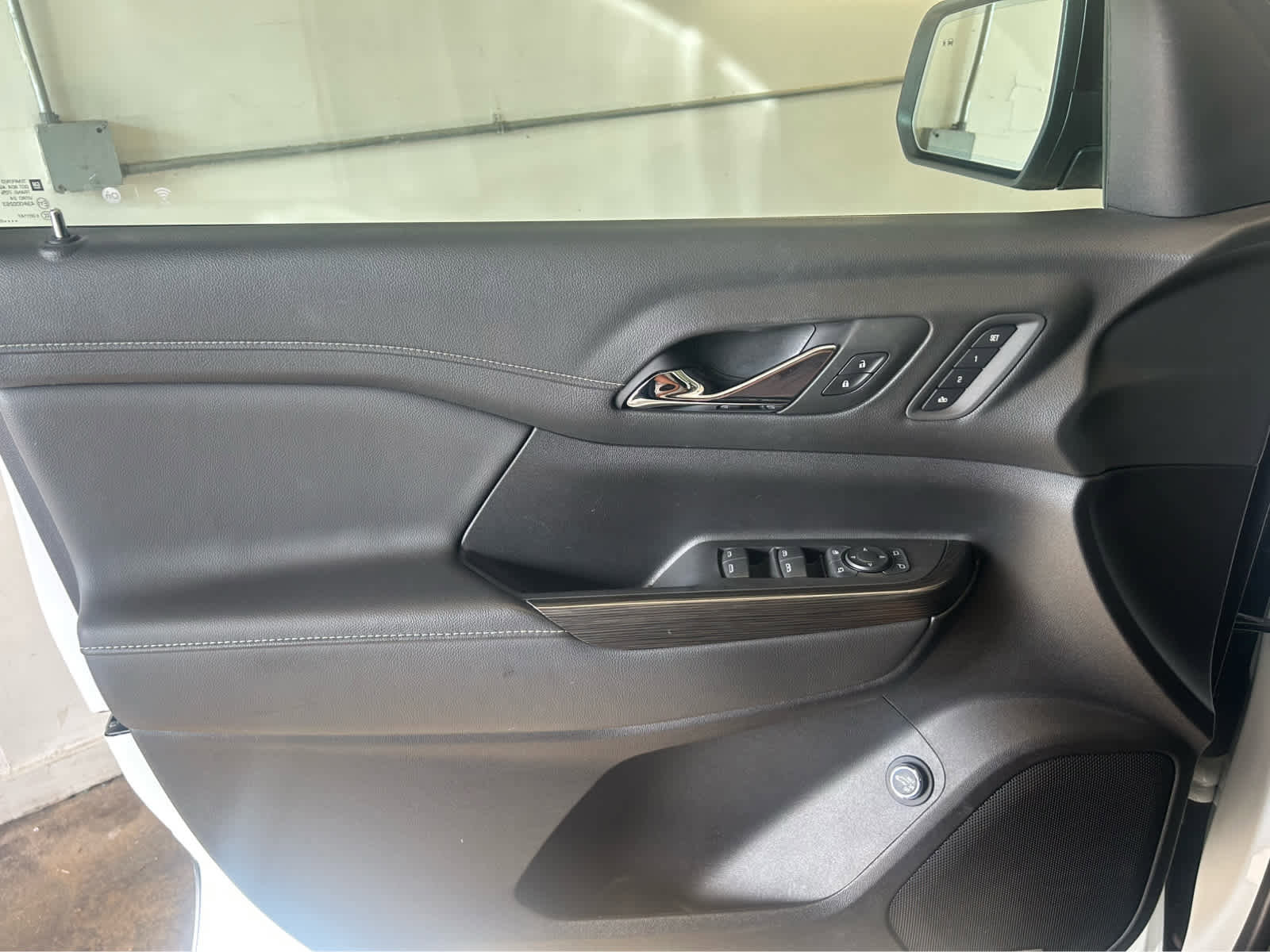 Used 2023 GMC Acadia SLT w/ Elevation Edition image 8