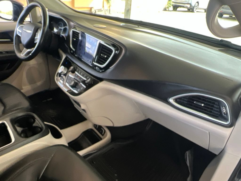 Used 2017 Chrysler Pacifica Touring-L Plus w/ Advanced Safetytec Group FWD image 20