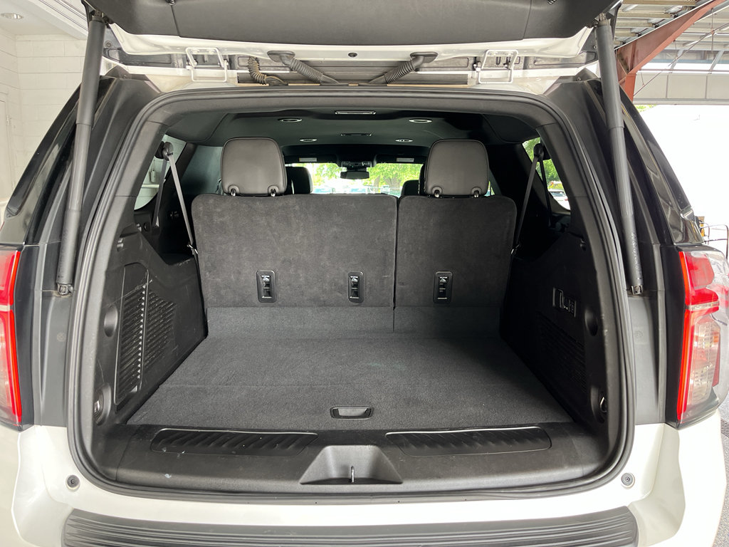 Used 2024 Chevrolet Suburban LT w/ Luxury Package RWD image 8