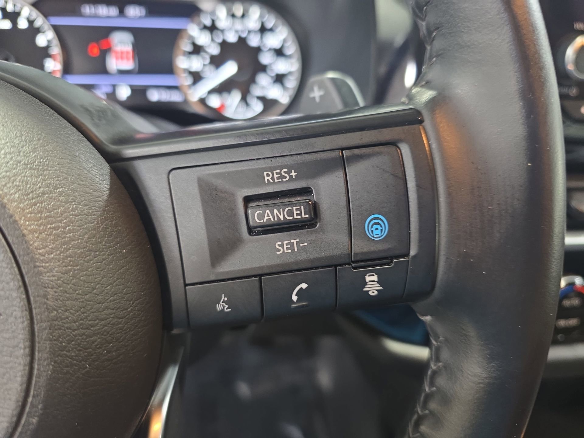 Used 2025 Nissan Pathfinder SV image 18