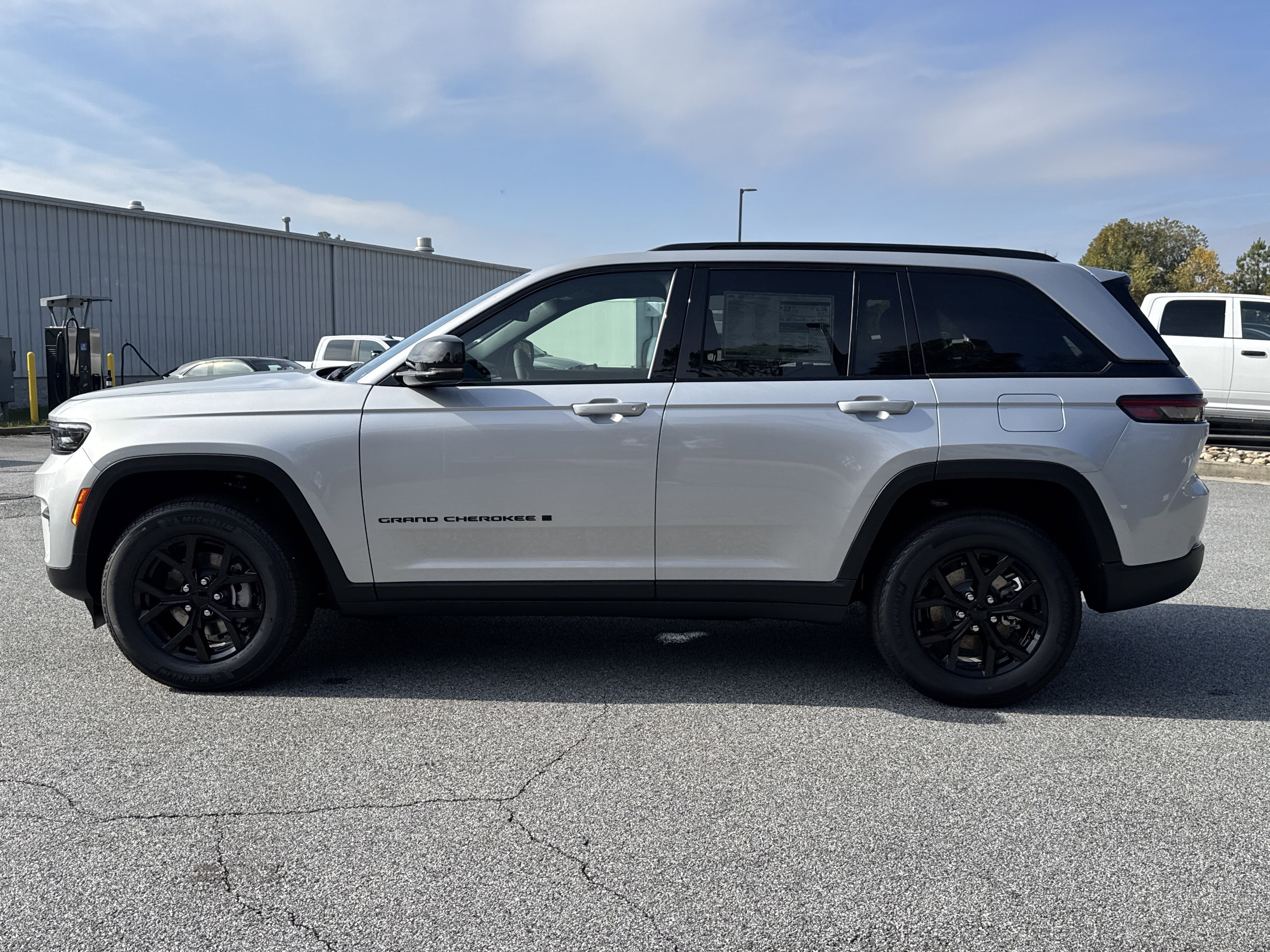 New 2025 Jeep Grand Cherokee Altitude image 4
