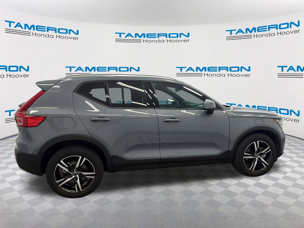 Used 2023 Volvo XC40 B5 Core image 6