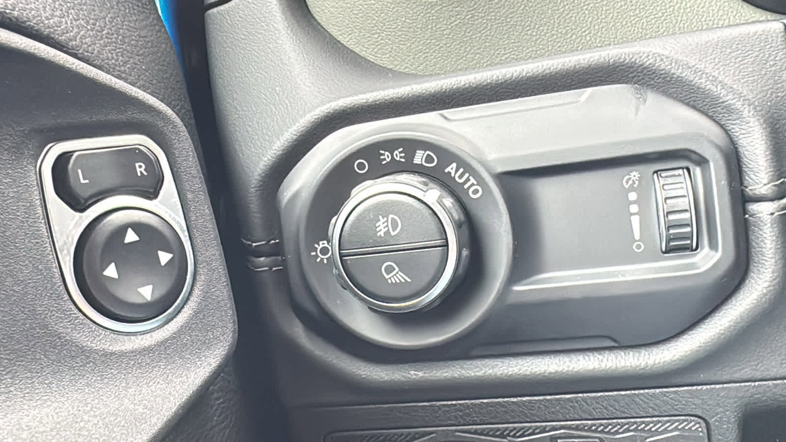 Used 2024 Jeep Gladiator Mojave w/ Technology Group AWD/4WD image 13